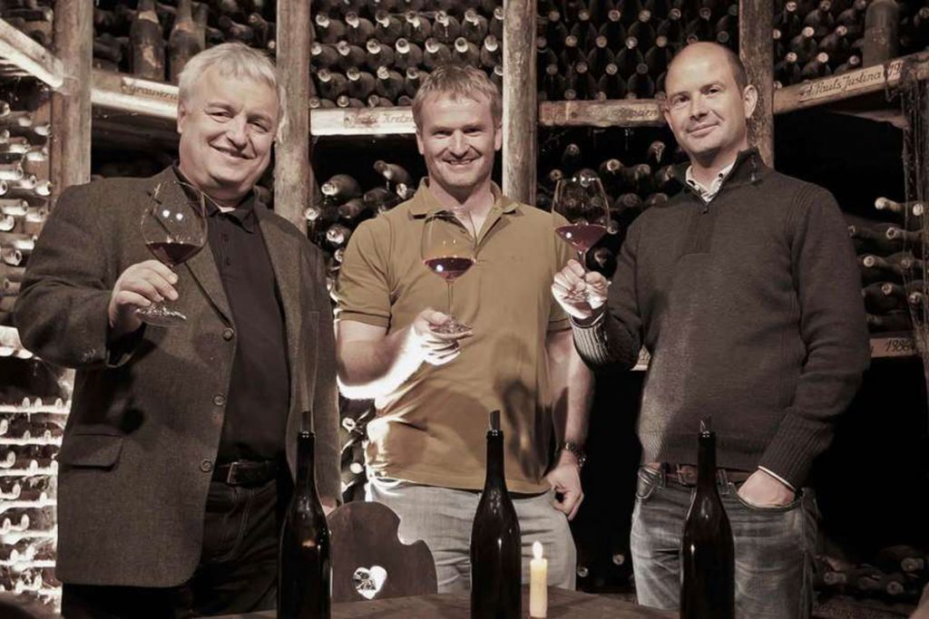 Im oberen Ötztal wird Wein in Gipfelnähe verkostet. Die Gipfelweinmacher: Joachim Heger, Paul Achs und Wolfgang Tratter sind die Väter des Pino 3000